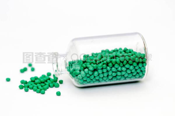 用pe制成的颗粒用于生产塑料制品,如薄膜